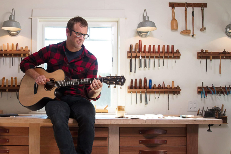 default title andy power jouant une guitare taylor dans son atelier de lutherie